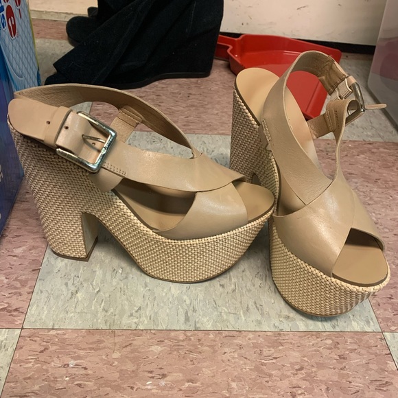 Report Signature Nude Chunky Heels - Picture 1 of 3